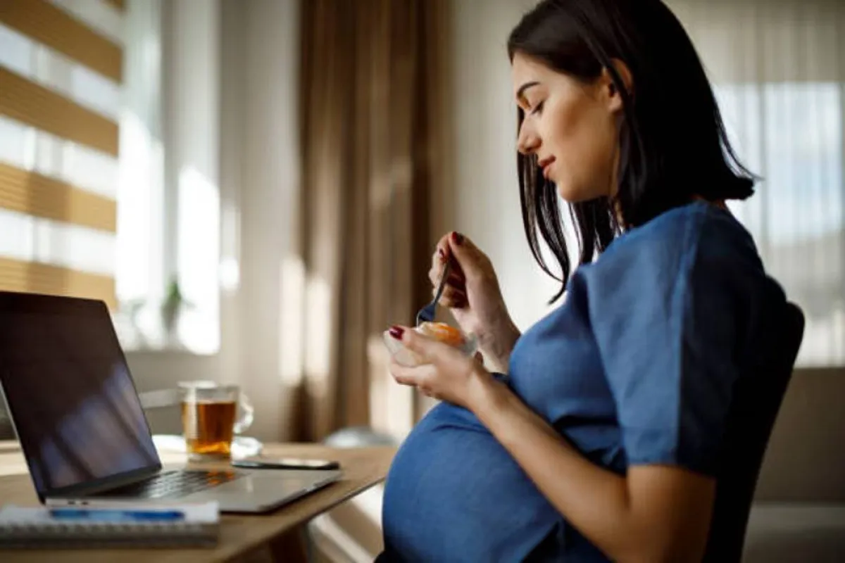 صورة لحامل تتأهب لتناول شريحة من المانجو