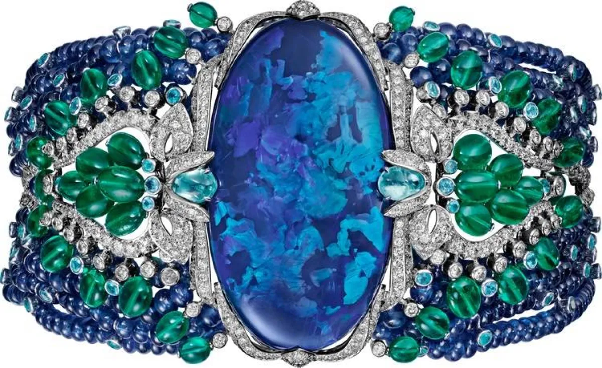 سوار مرصوف بالأوبال والياقوت والزمرد من كارتييه Cartier (السوار من مجموعة المجوهرات الفاخرة للدار high jewelry)