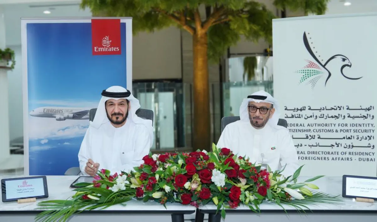 الفريق محمد أحمد المري مدير عام الإدارة العامة للإقامة وشؤون الأجانب بدبي، وعادل الرضا الرئيس التنفيذي للعمليات في طيران الإمارات. الصورة من مكتب دبي الإعلامي