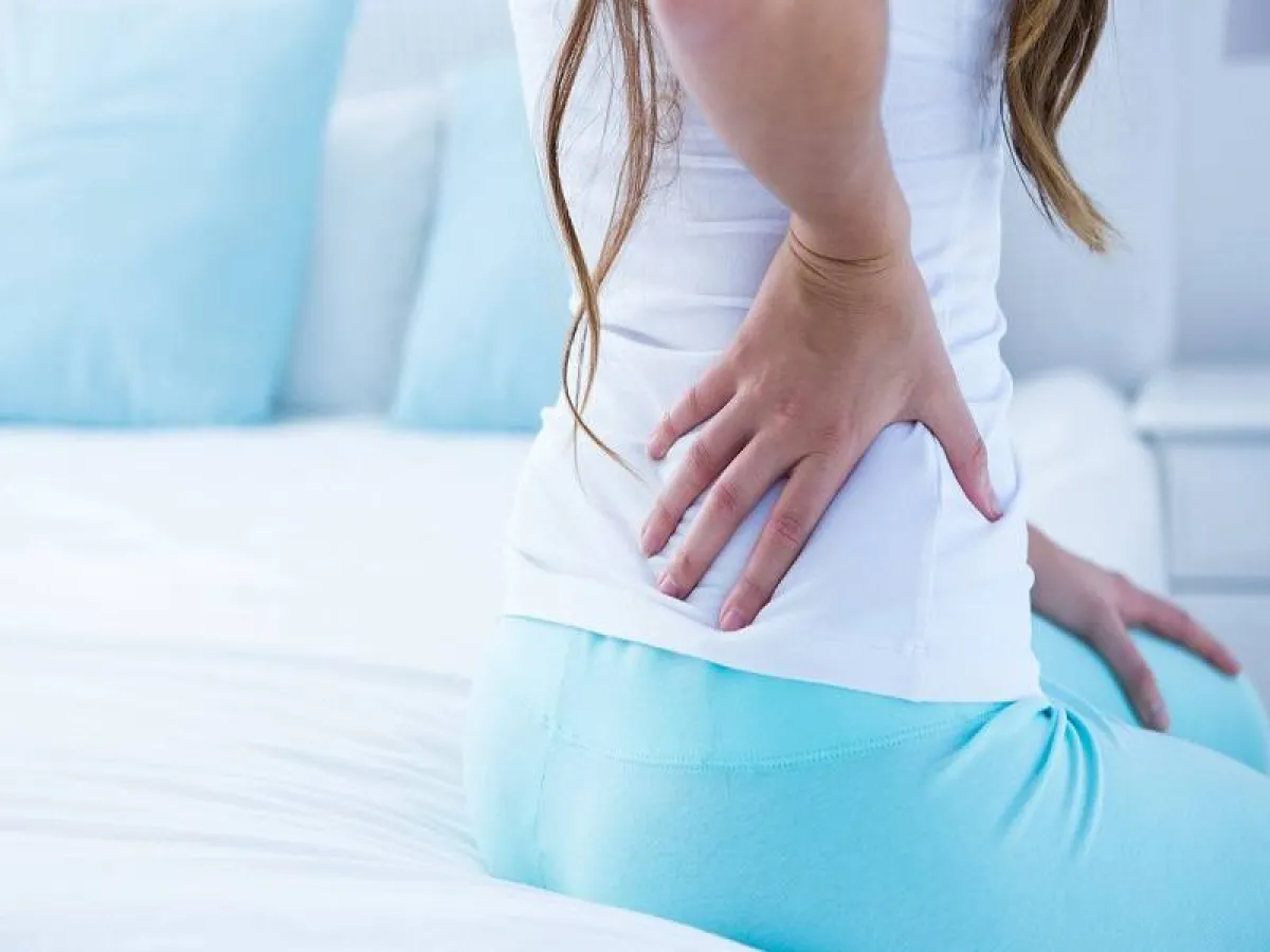 الألم في منطقة الخراج والاحمرار والتورم من أعراض الإصابة بالناسور العصعصي  (المصدر: Adope.stock)
