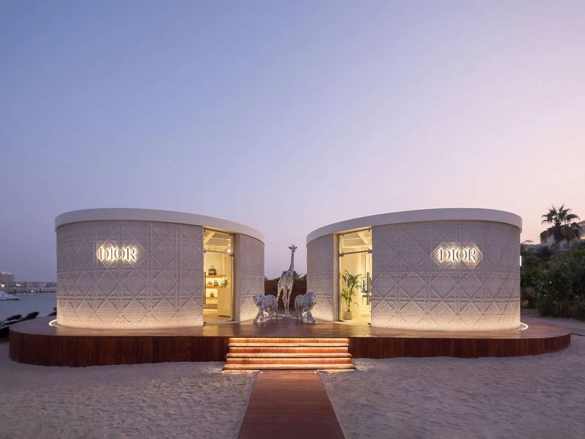 تعيد افتتاح متجرها المؤقّت الفريد الذي حلمت به مع شركة "مشروع الادّخار العالمي المتقدّم" WASP في نادي "ناموس" الشاطئي في دبي