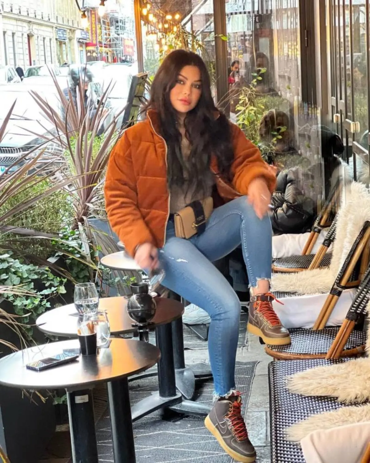 هيفاء وهبي بالحذاء الرياضي