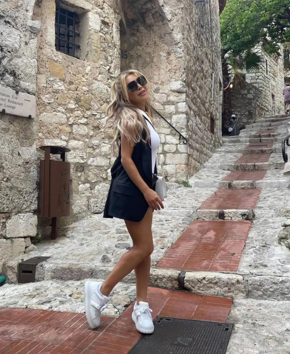 نوال الزغبي بالحذاء الرياضي