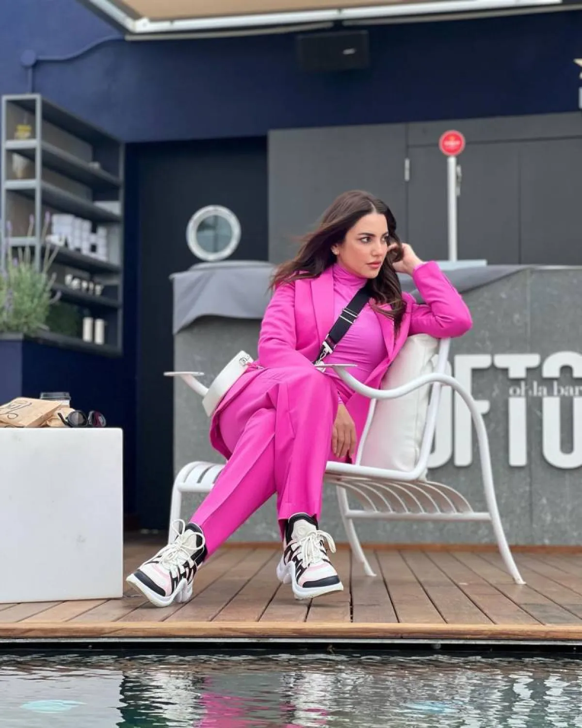 درة زروق بالحذاء الرياضي