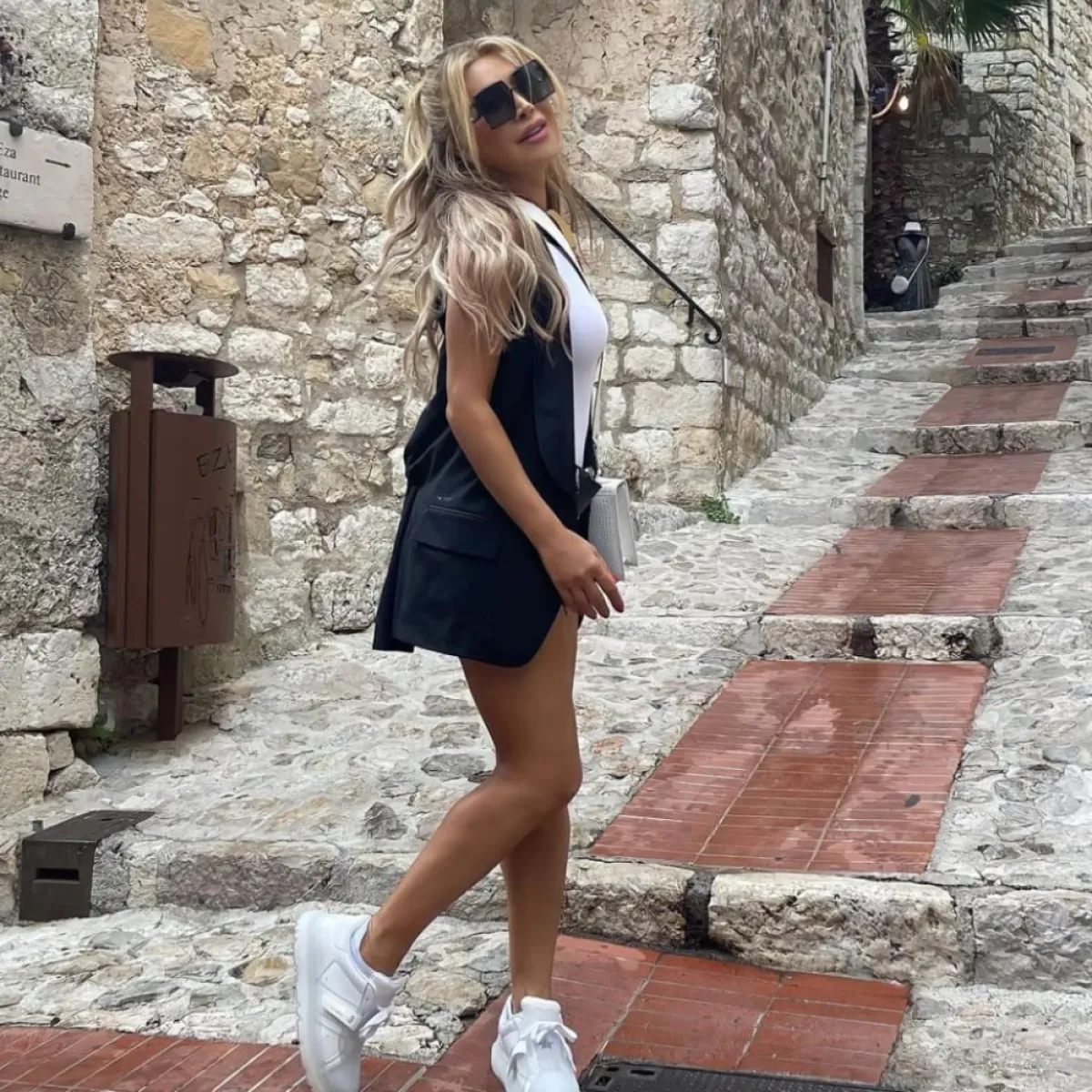 نوال الزغبي بالحذاء الرياضي