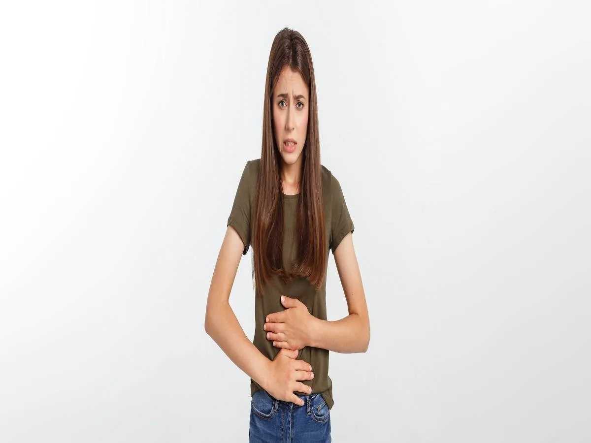 آلام المعدة من أعراض سرطان البنكرياس (المصدر: Freepik )