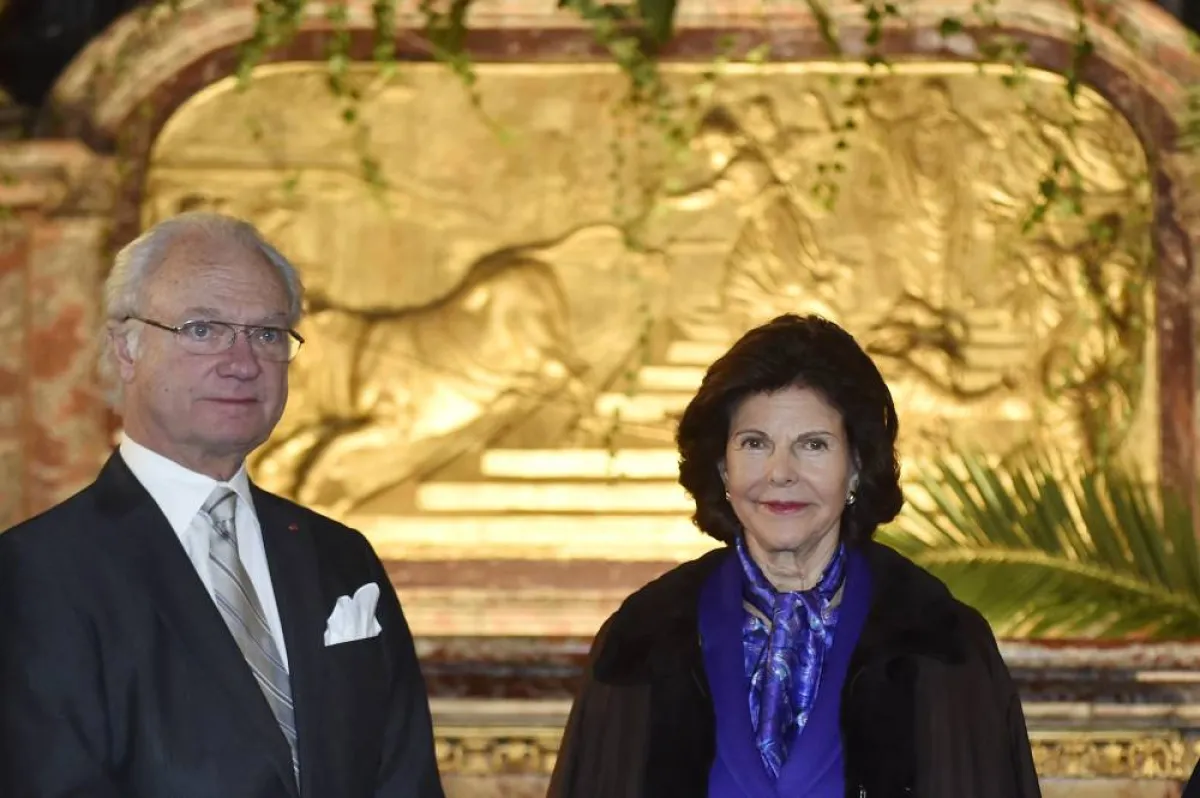 Swedish King Carl XVI Gustaf (L) and Queen Sylvia pose on December 4, 2014 in the Saint-Sernin basilica in the southwestern French city of Toulouse during their state visit to France. AFP PHOTO / POOL / PASCAL PAVANI PASCAL PAVANI / POOL / AFP