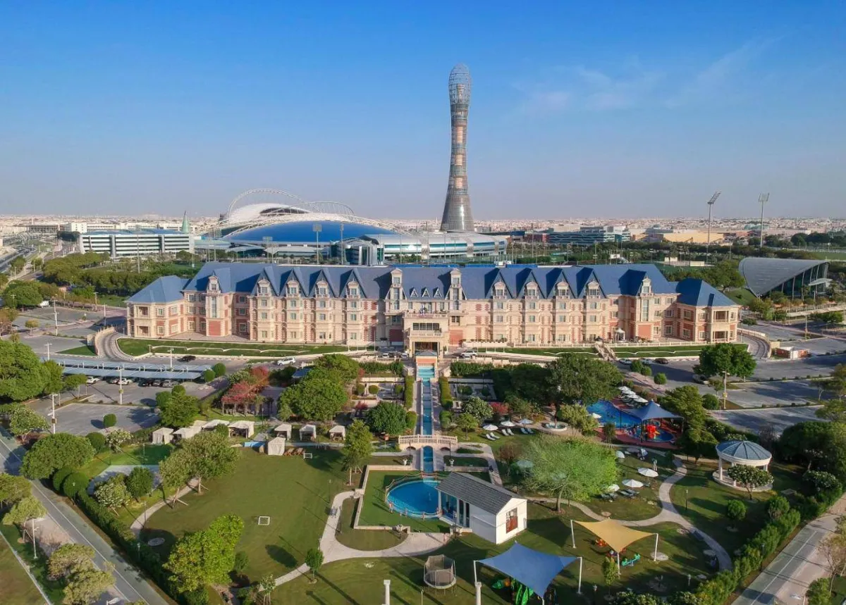 لقطة للبناء الخارجي لفندق العزيزية بوتيك