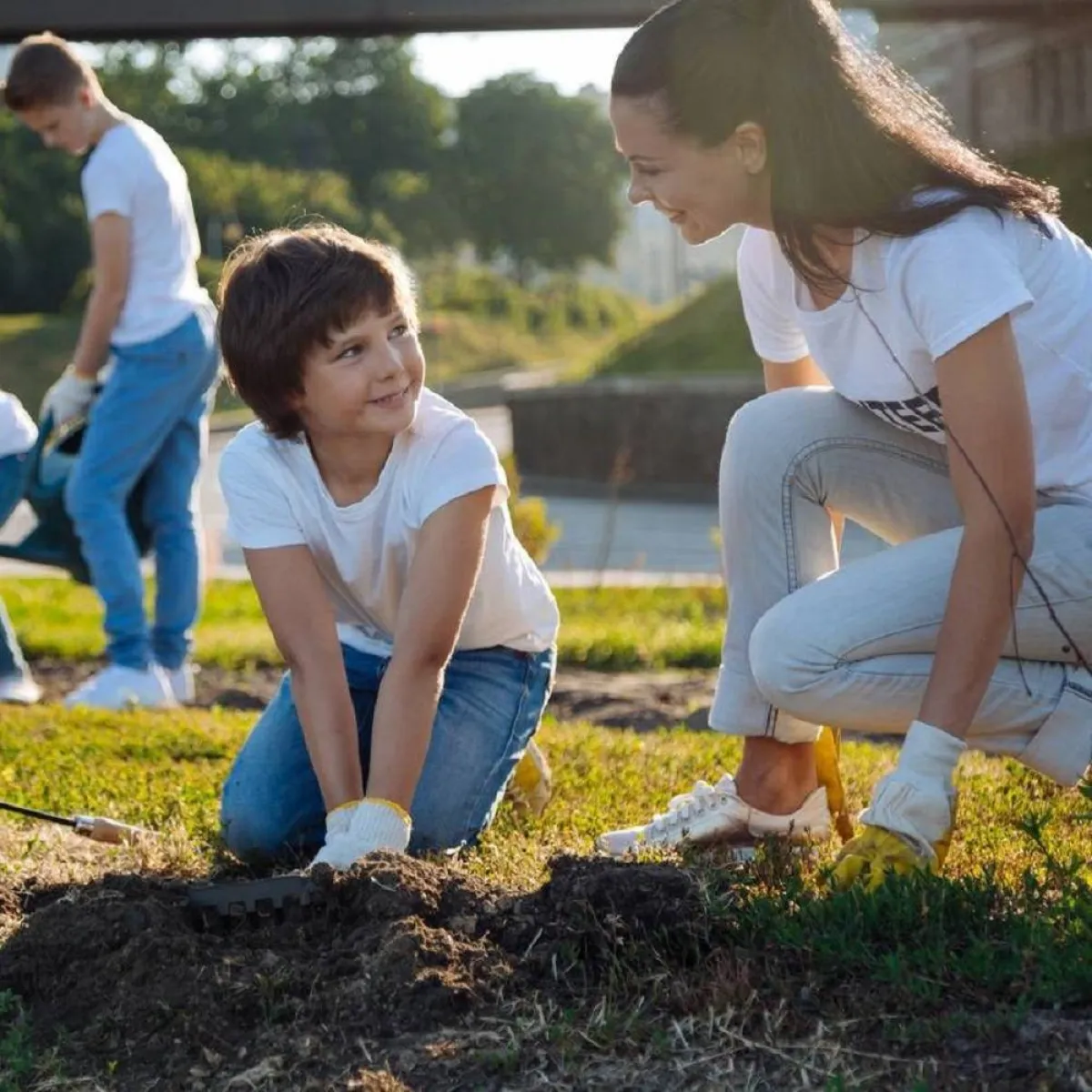 صورة لأم وطفلها يزرعان الأرض