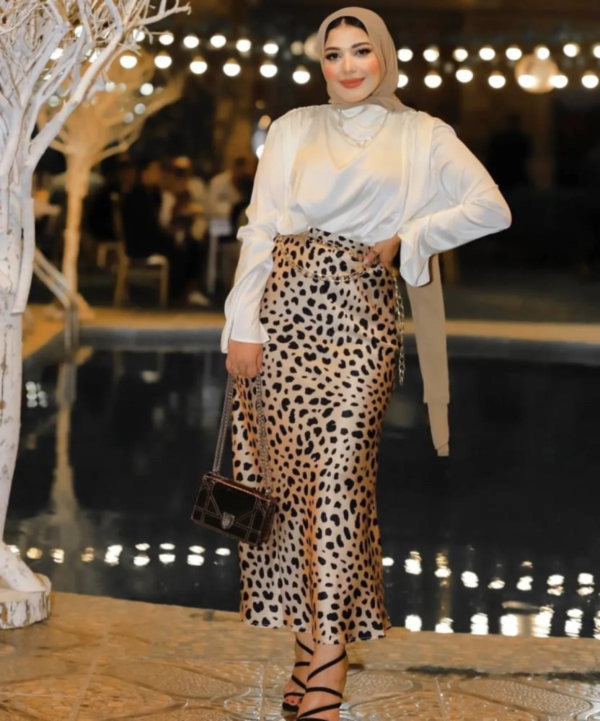 حنان الحكيم بتنورة الساتان