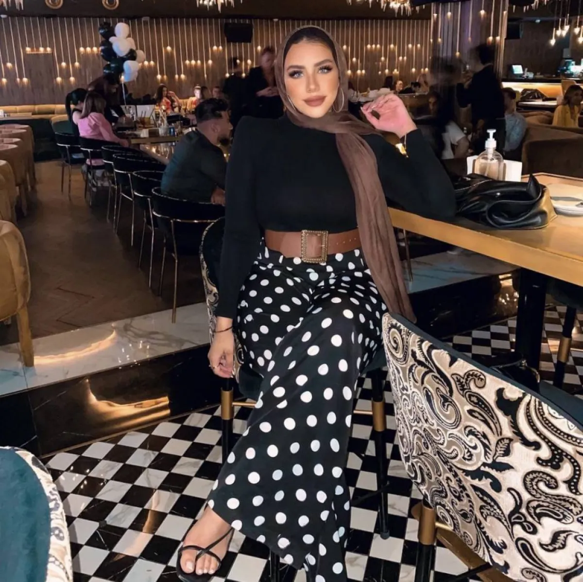 رهف الشامي باطلالة حيادية الالوان