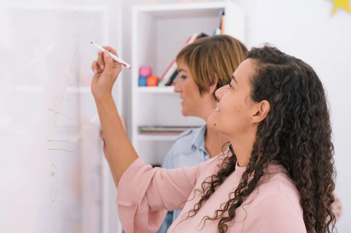 تدوين الأفكار، على السبورة البيضاء، في المكتب