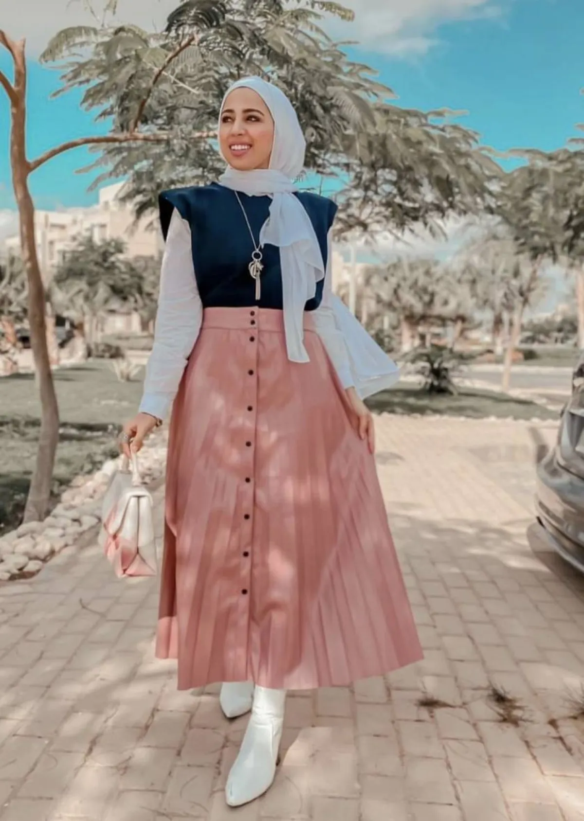 غادة حسن باطلالة كاجوال بالتنورة الجلد