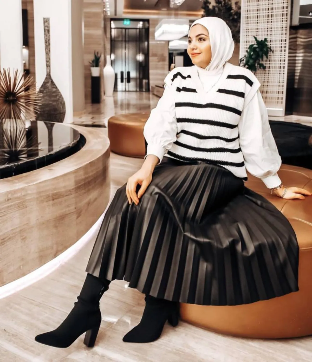 اية فوزي باطلالة حيادية الالوان