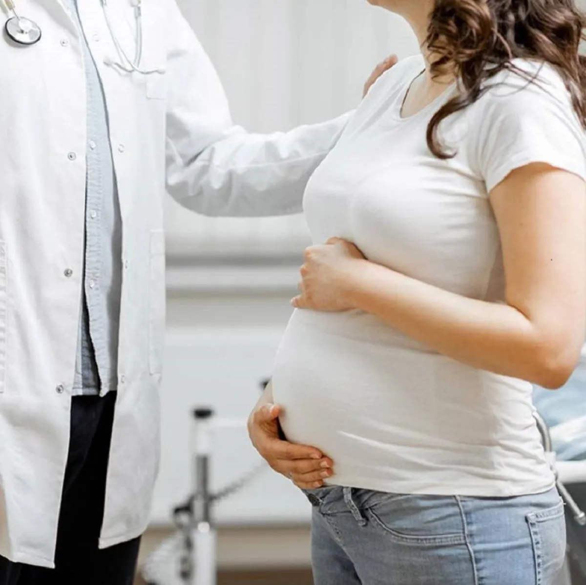 صورة لحامل تتابع مع الطبيب