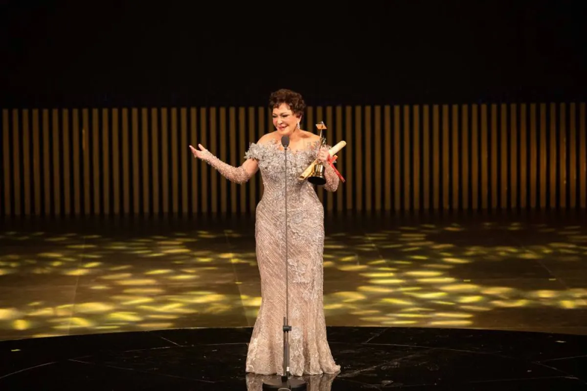 تكريم لبلبة بجائزة إنجاز العمر - الصورة من المركز الإعلامي لمهرجان القاهرة