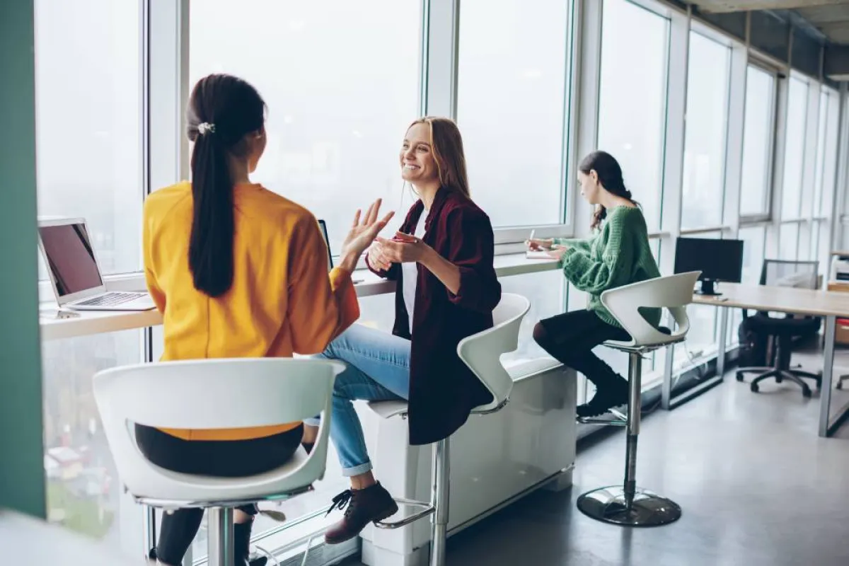 علاقة طيبة تربط بين زميلتين