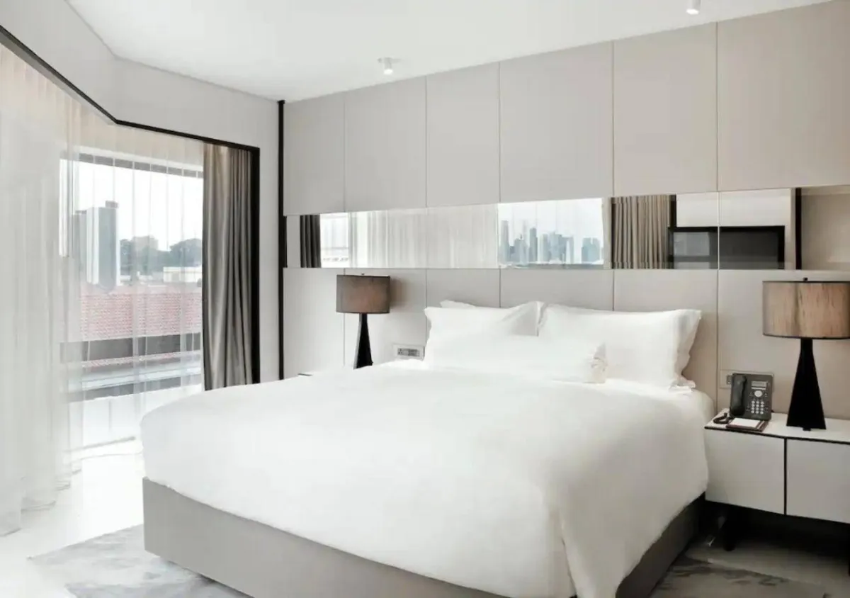 خطوط واضحة في تصميم غرف فندق نومي