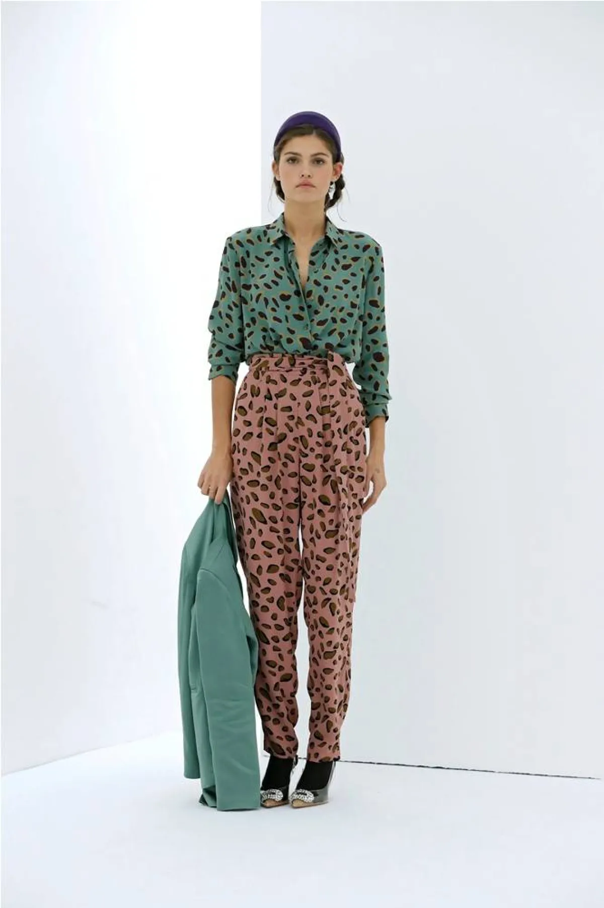 تنسيق السراويل المطبعة لخريف 2022 من إز كامينغ Is Coming