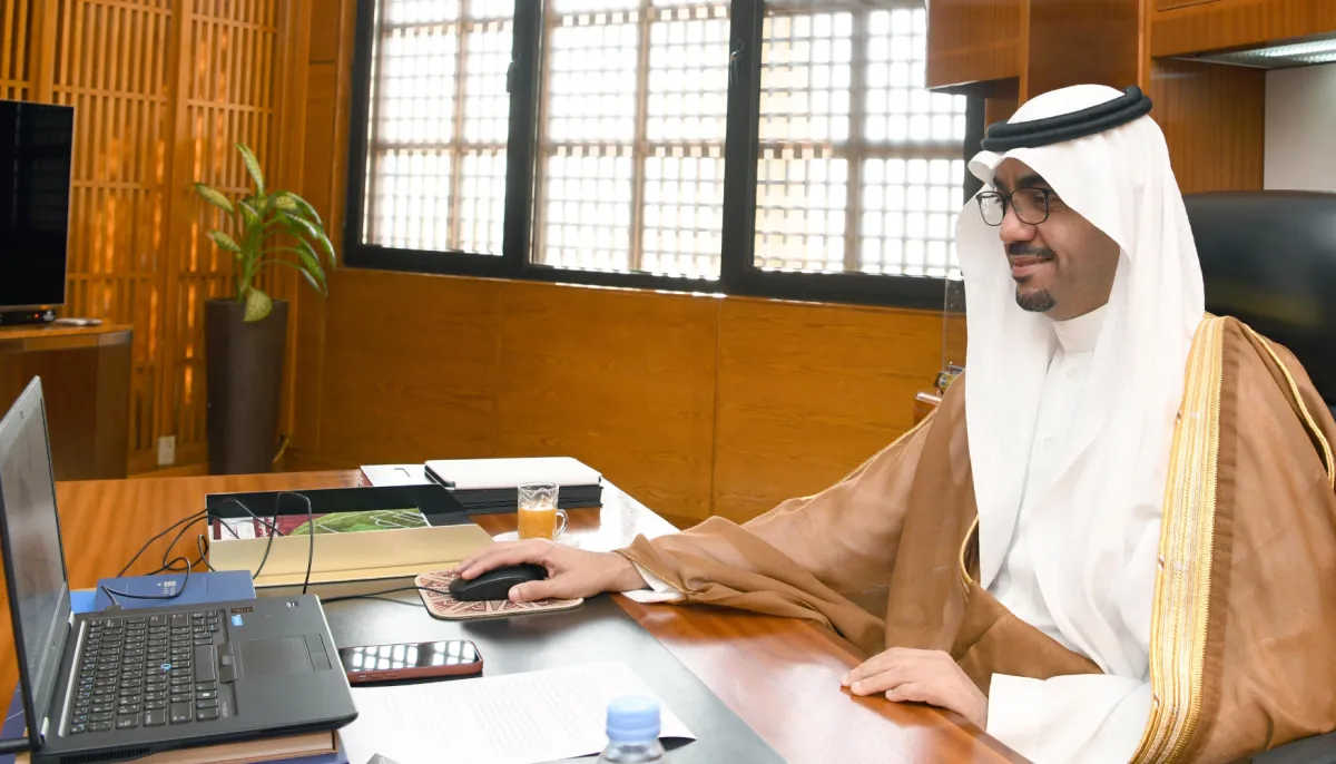 رئيس الغرفة بدر الرزيزاء خلال مشاركته في المنتدى  تصوير العلاقات العامة غرفة الشرقية