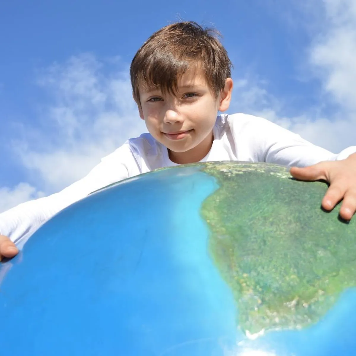 صورة ترمز للطفل والعالم من حوله