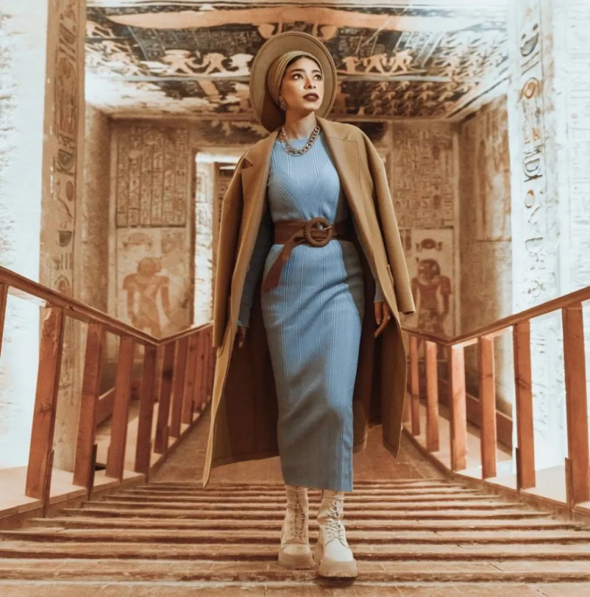 منة السني باطلالة كلاسيكية