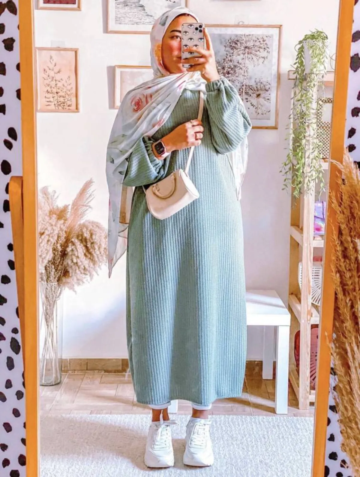 دعاء عكاشة بفستان صوف