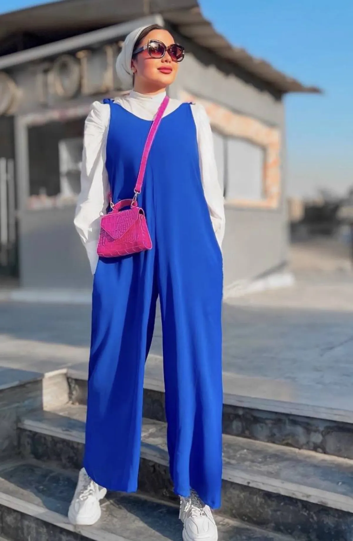 هاجر جمال بتنسيق الابيض والنيلي