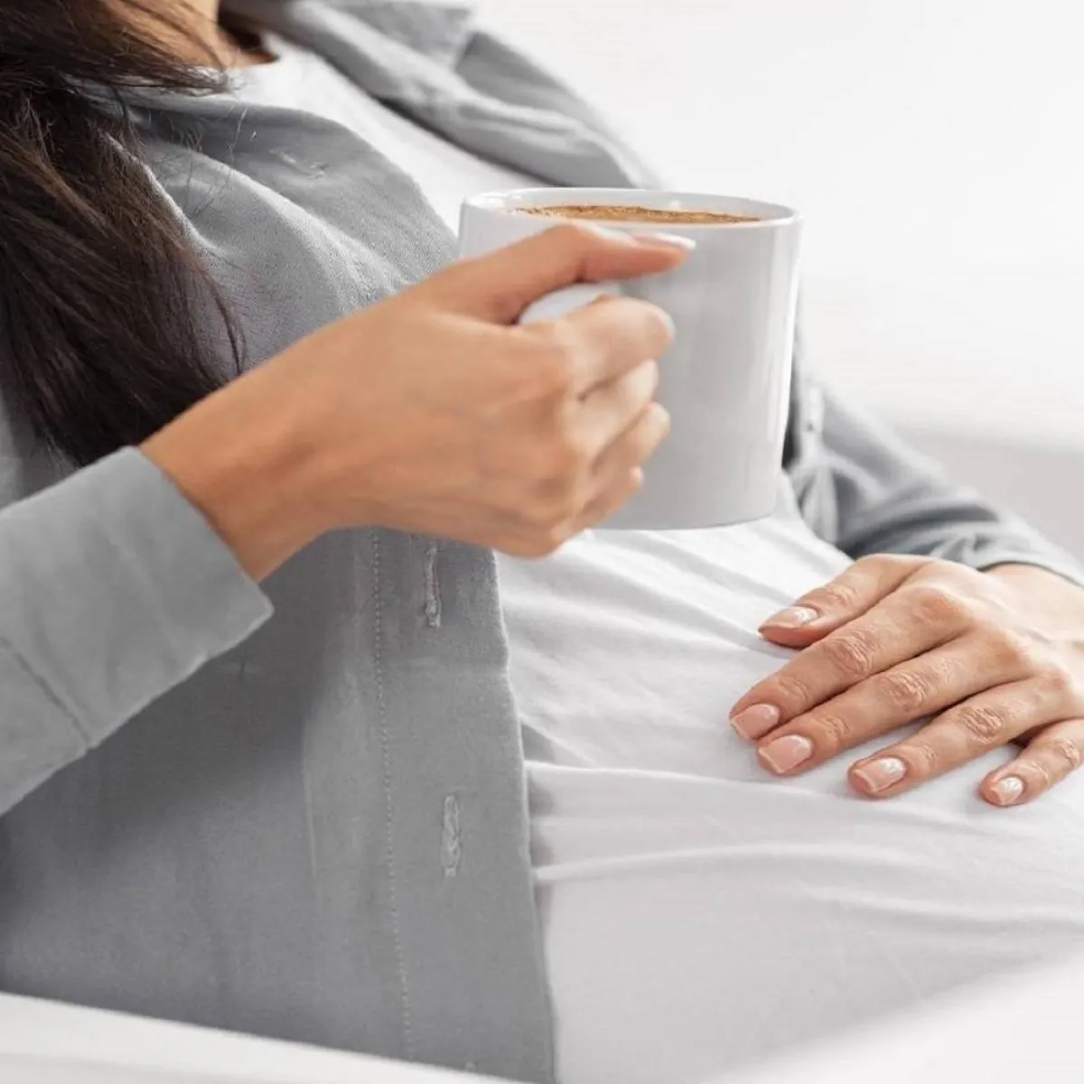 صورة لحامل تتناول الكافيين