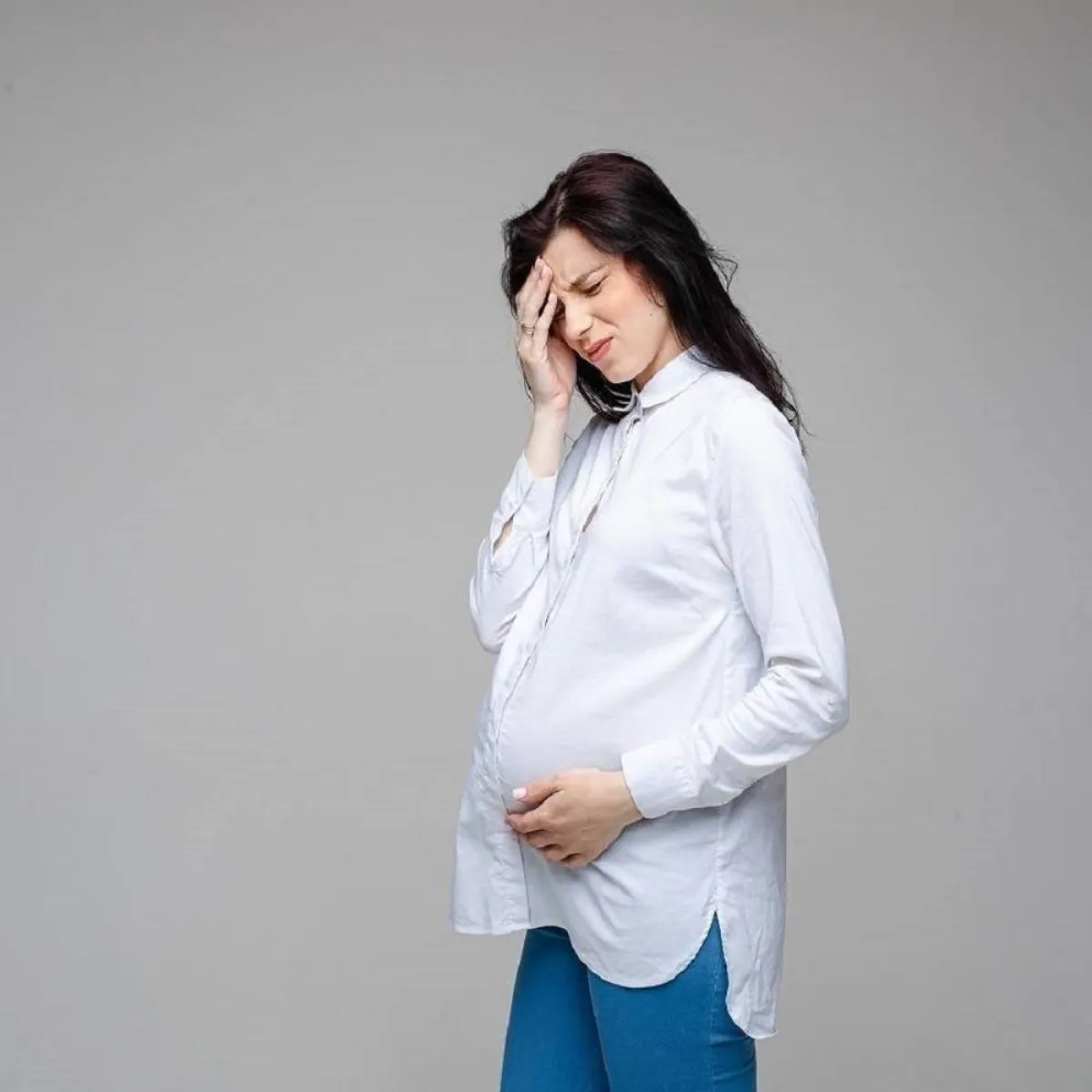 صورة لحامل تعاني من الأرق وقلة النوم