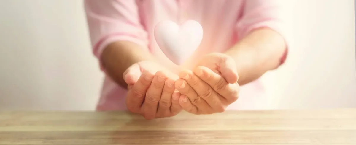 صورة ليدين تمسكان القلب