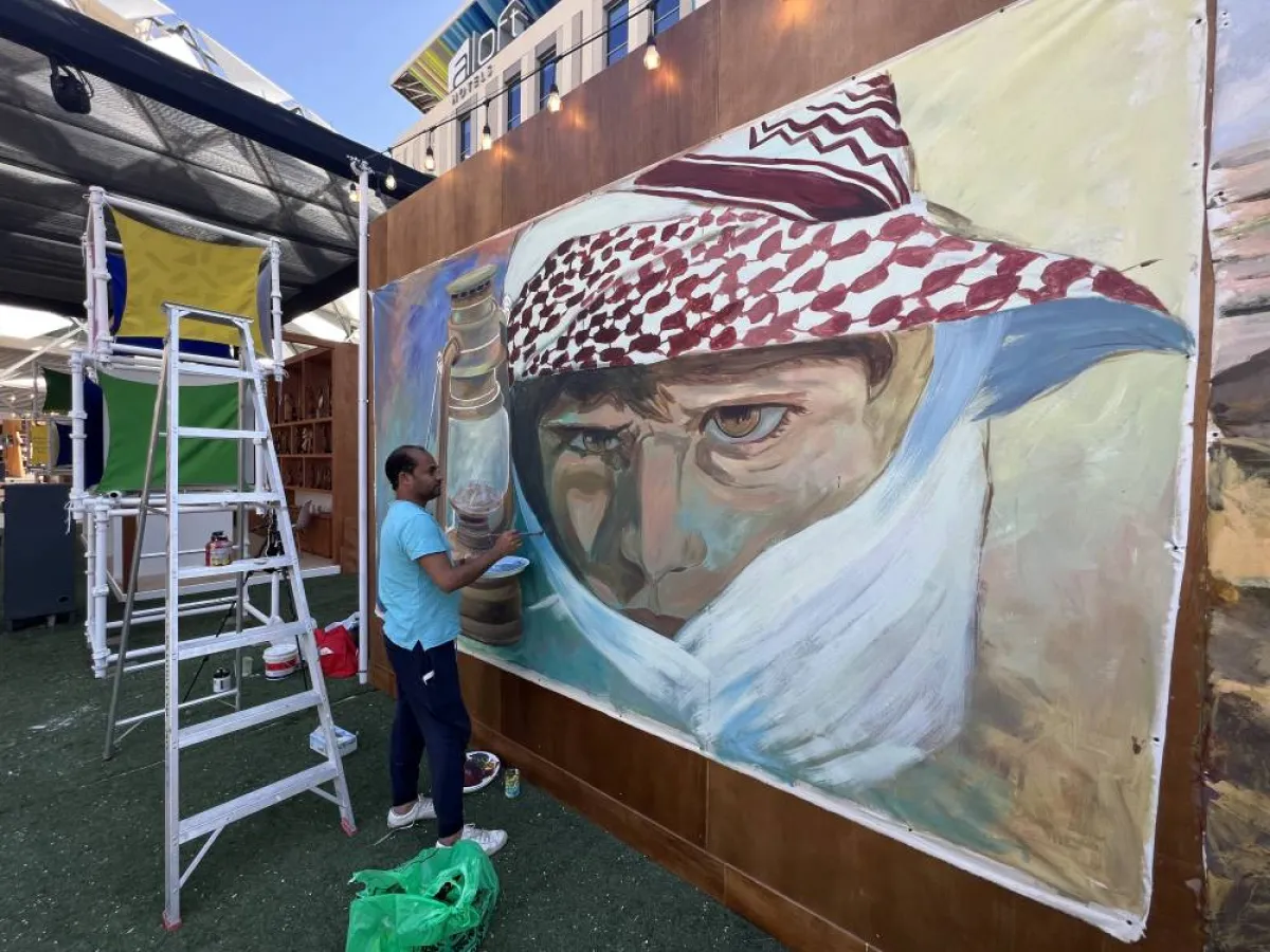  جدارية الرسام المصري أيمن الإمام يرصد فيها ملامح وصفات أبناء الإمارات 