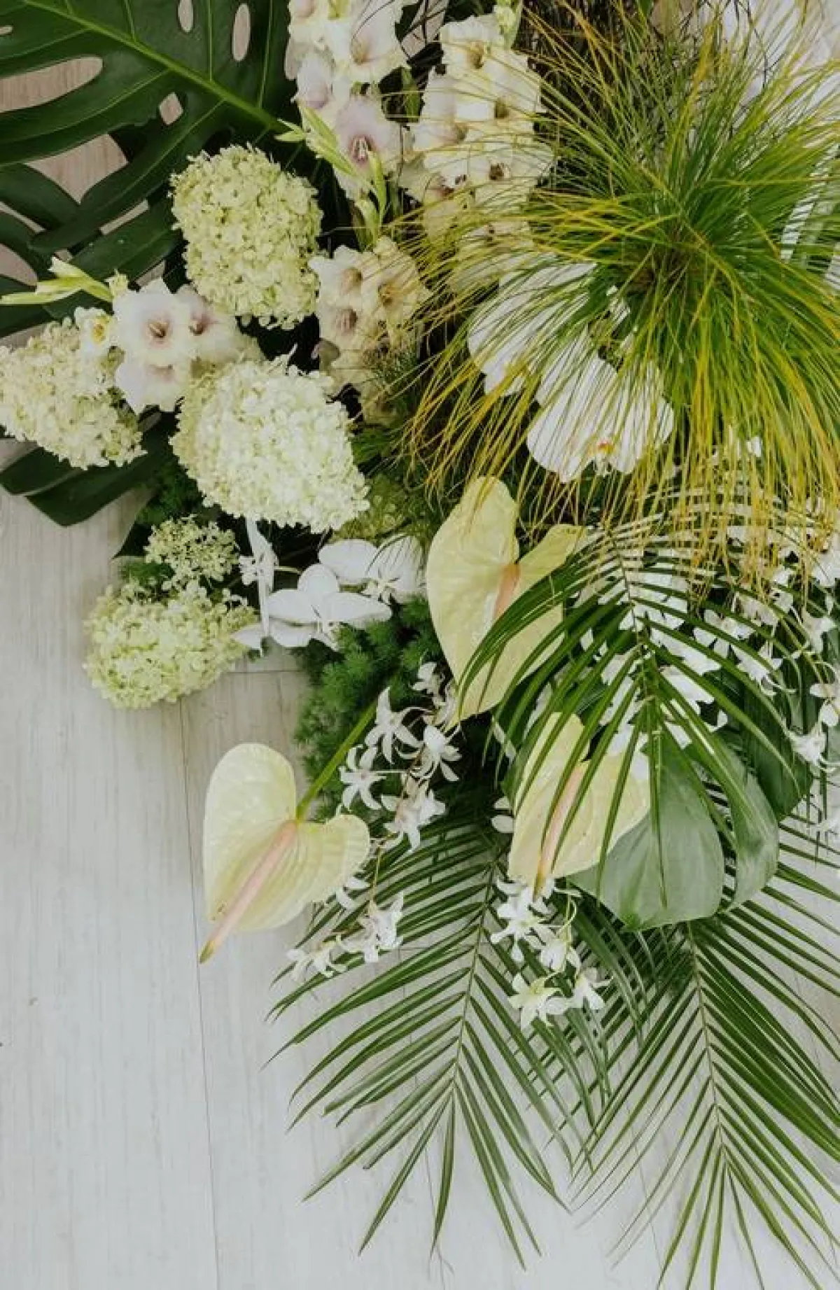 نموذج عن تنسيق للأزهار والأوراق، من بينها النخيل 