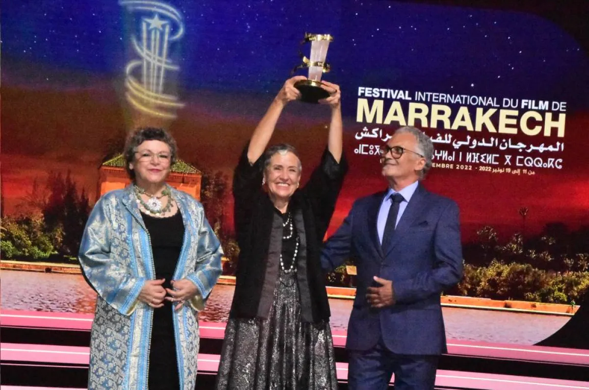 فريدة مع درع التكريم