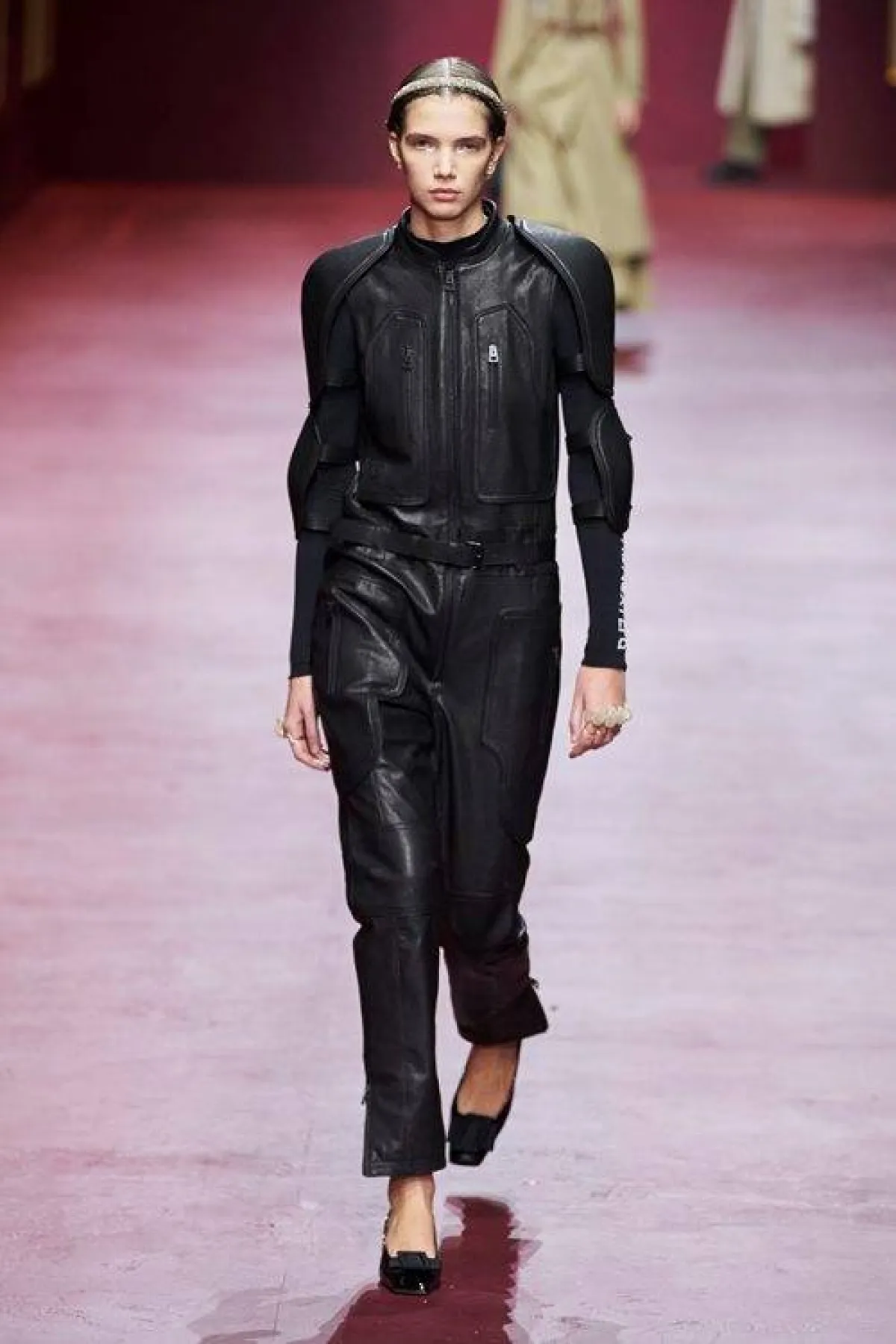 تنسيق الجمبسوت الجلد من كريستيان ديور Christian Dior