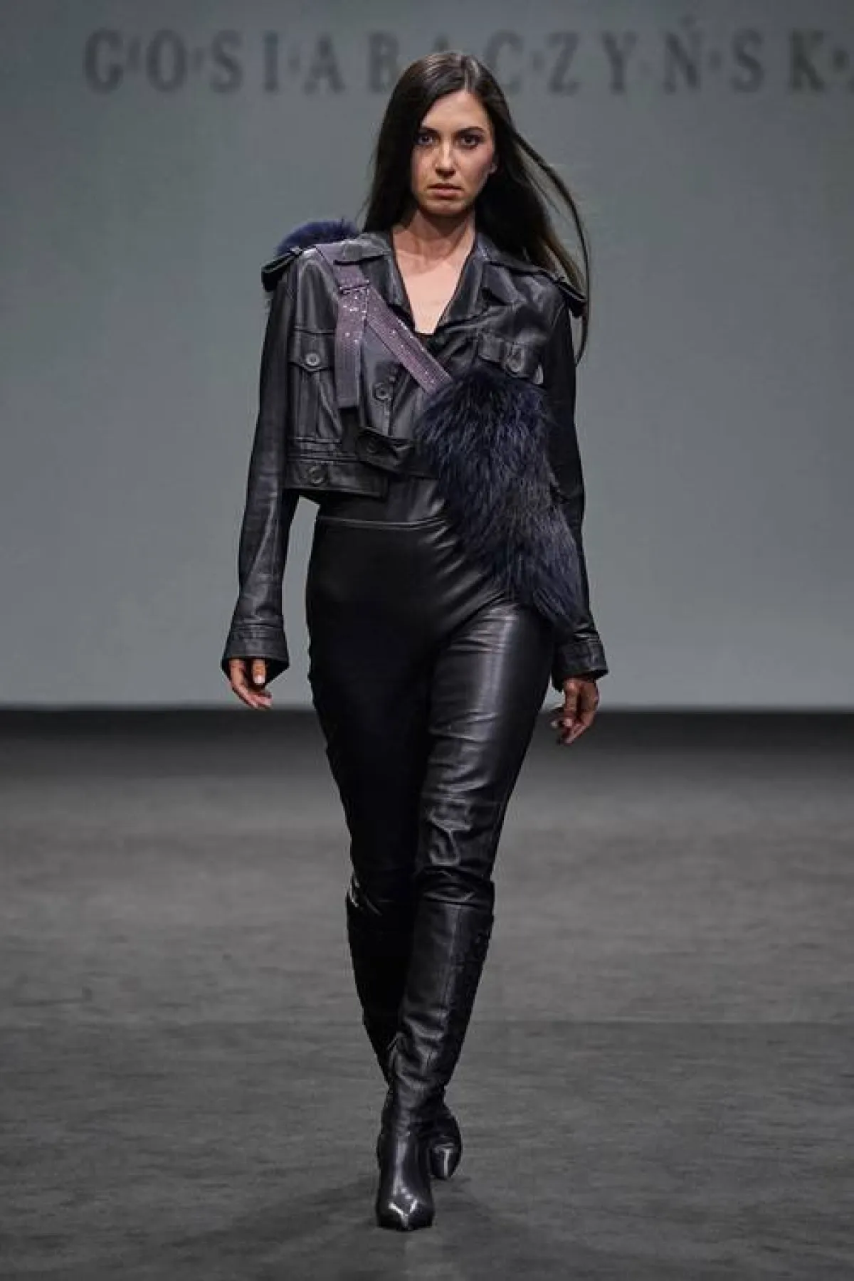 تنسيق الجمبسوت الجلد من جوسيا باكزينسكا Gosia Baczynska