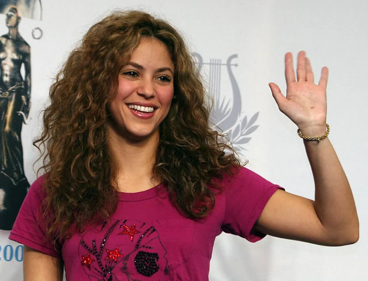 Colombian singer Shakira poses with her prize "OYE" she won for best song of the year in Spanish, in Puebla City, 05 October 2006. AFP PHOTO/ Ronaldo SCHEMIDT Ronaldo SCHEMIDT / AFP