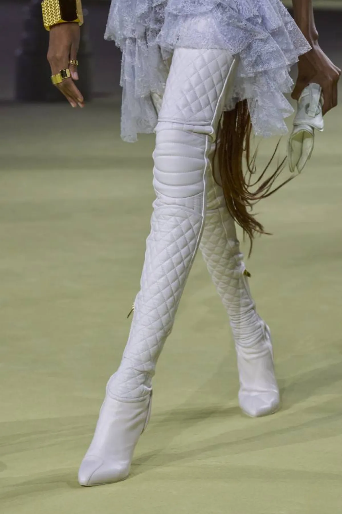 موديلات جزمات بيضاء لشتاء 2023