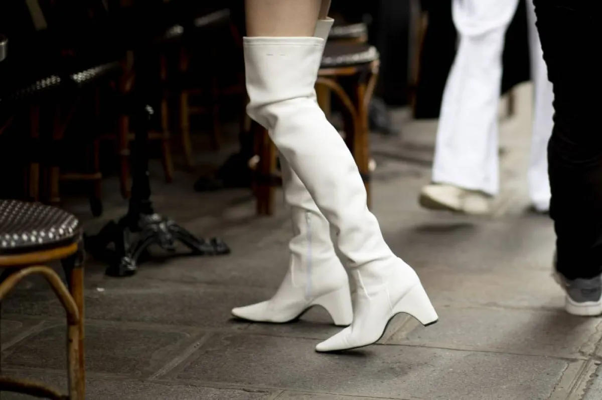 موديلات جزمات بيضاء لشتاء 2023