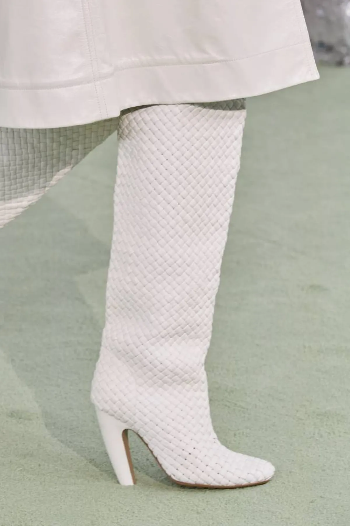 موديلات جزمات بيضاء لشتاء 2023