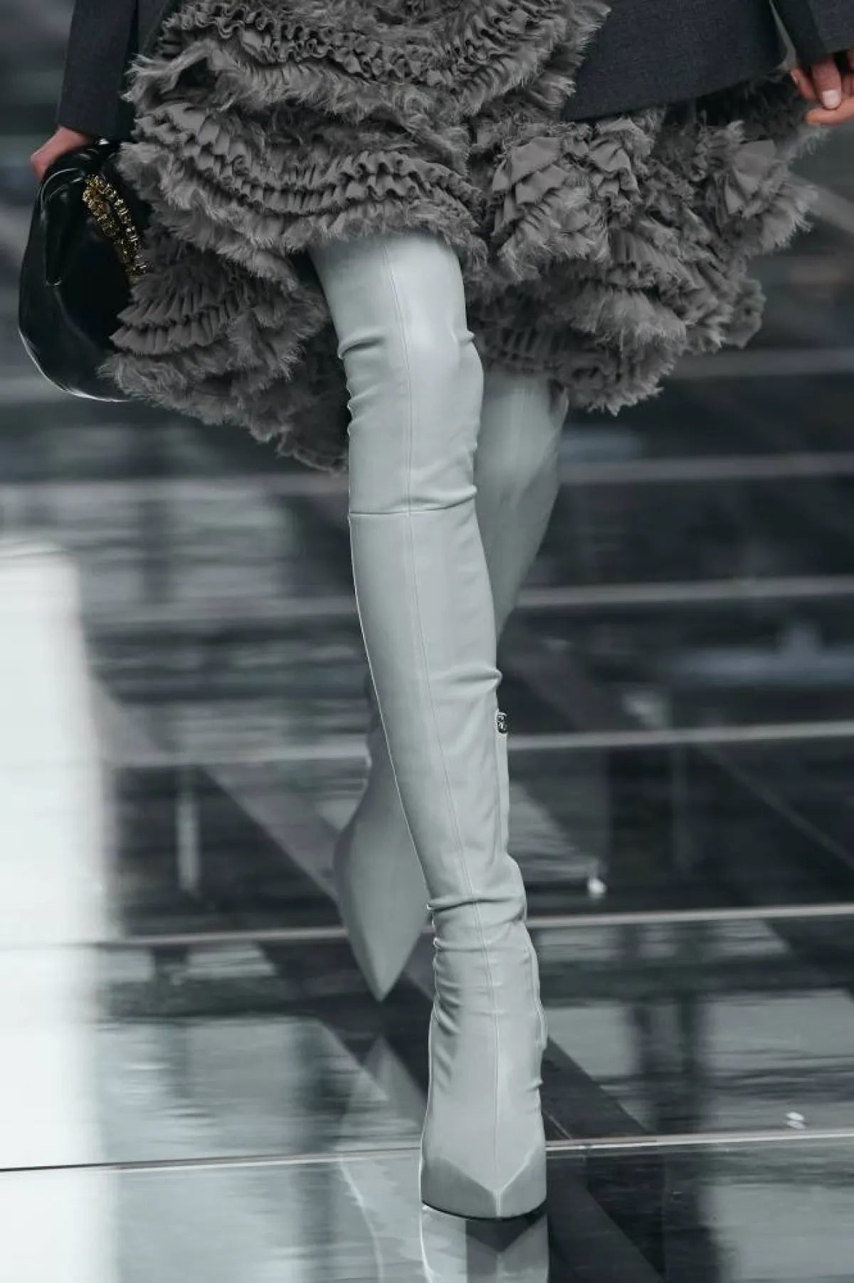 موديلات جزمات بيضاء لشتاء 2023