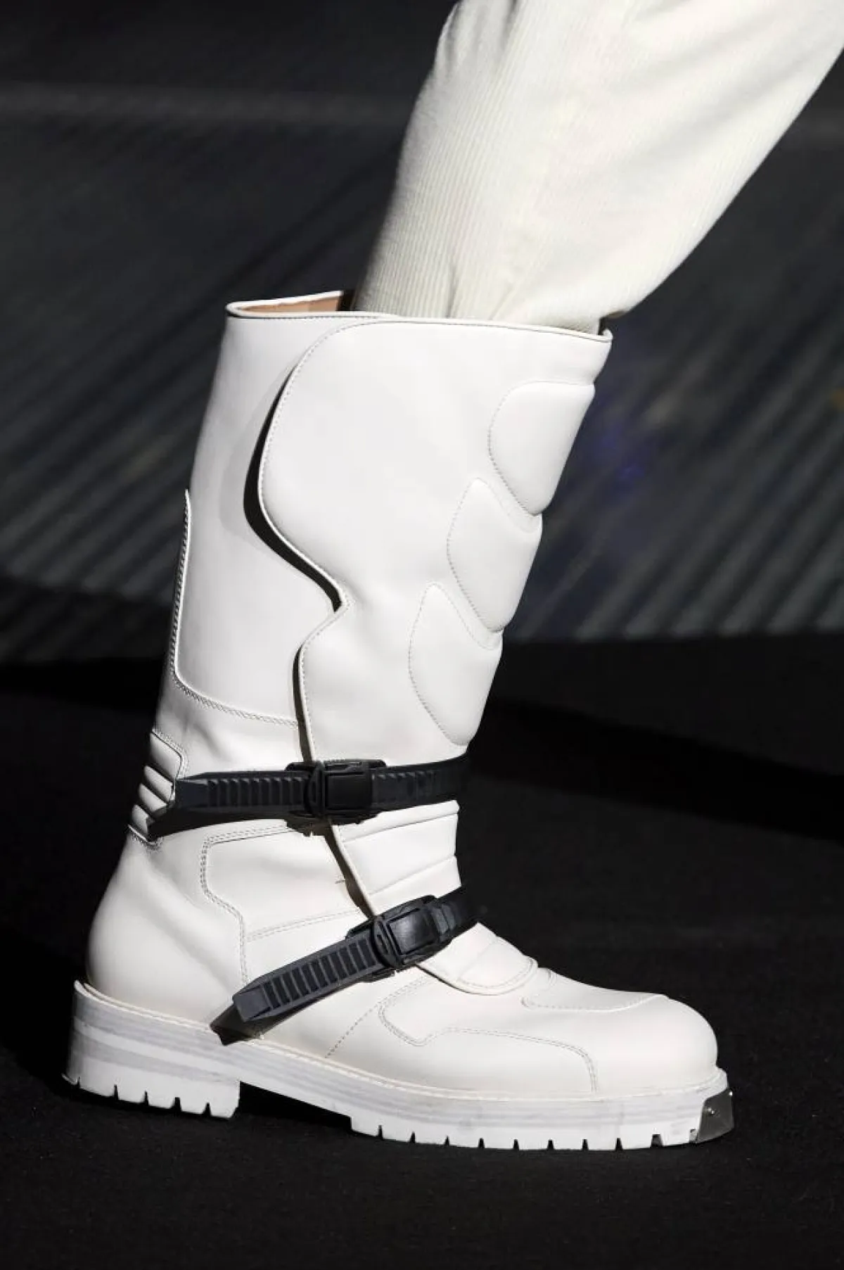 موديلات جزمات بيضاء لشتاء 2023