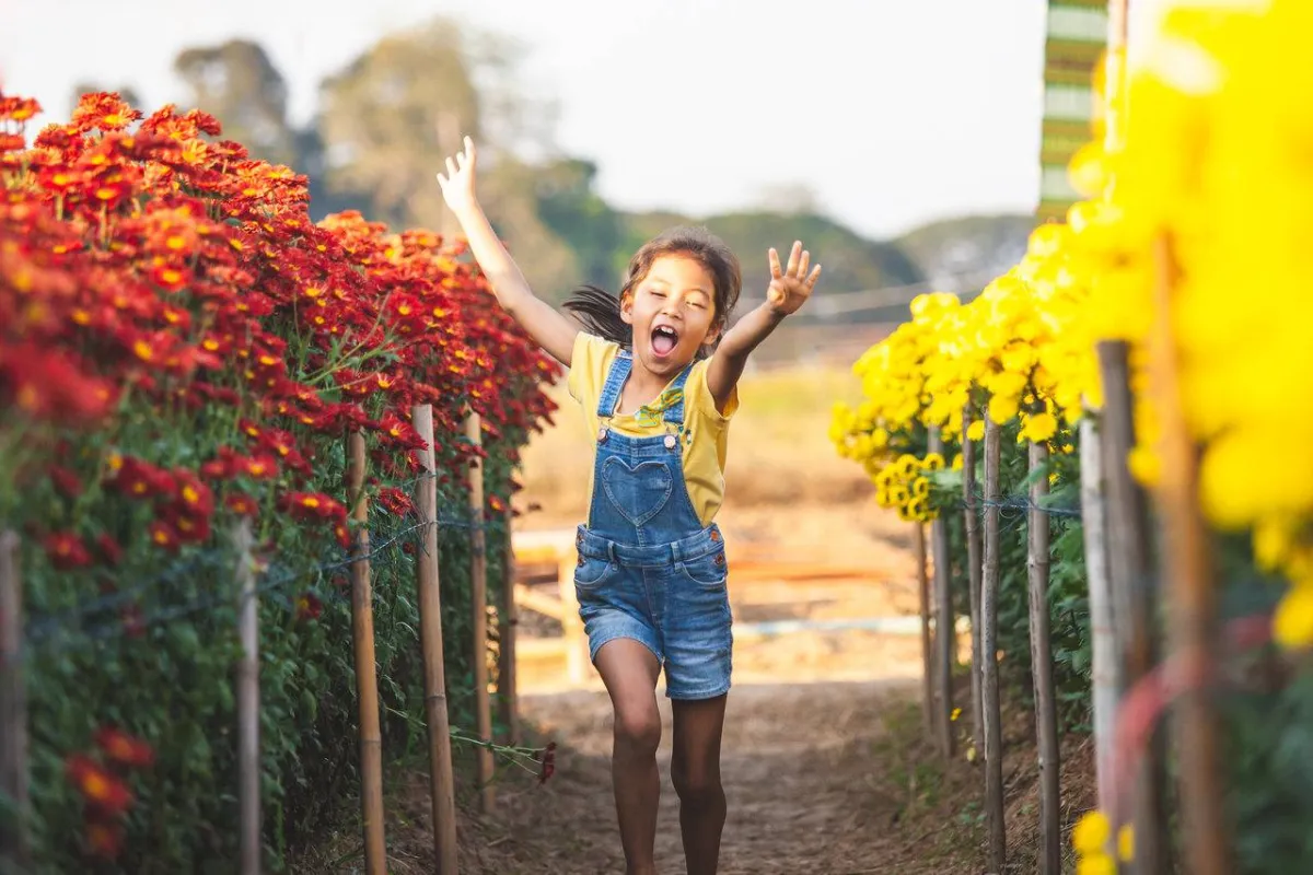 صورة طفلة تلعب في الهواء الطلق