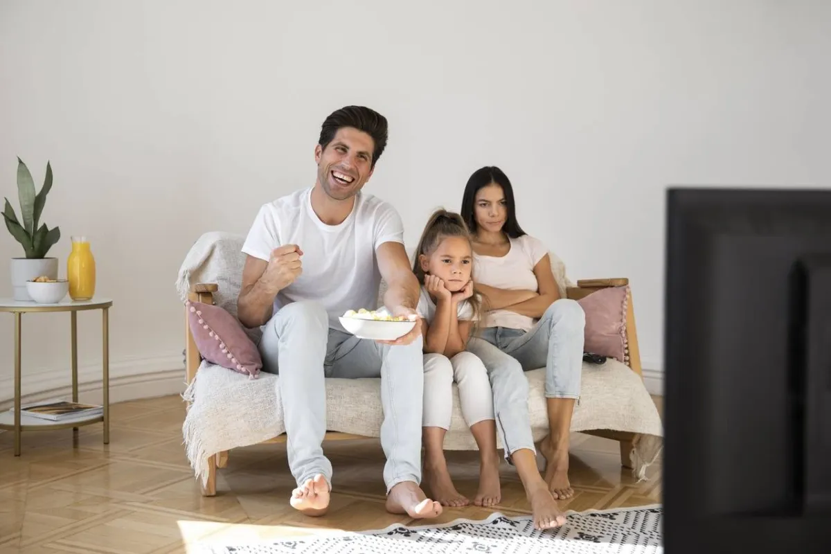عائلة أمام التلفزيون