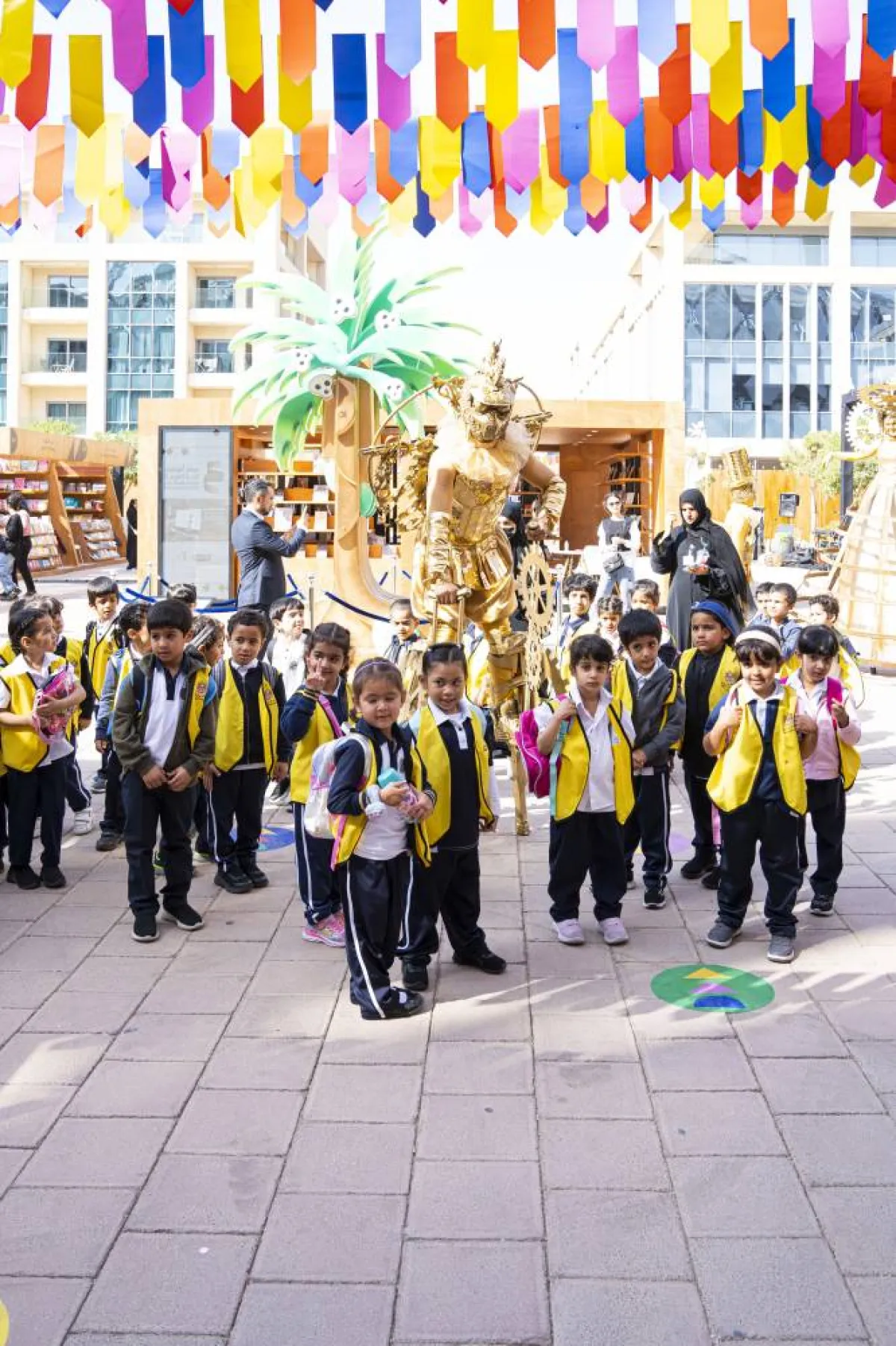 مهرجان العين للكتاب 2022 يجذب زواره من طلاب المدارس