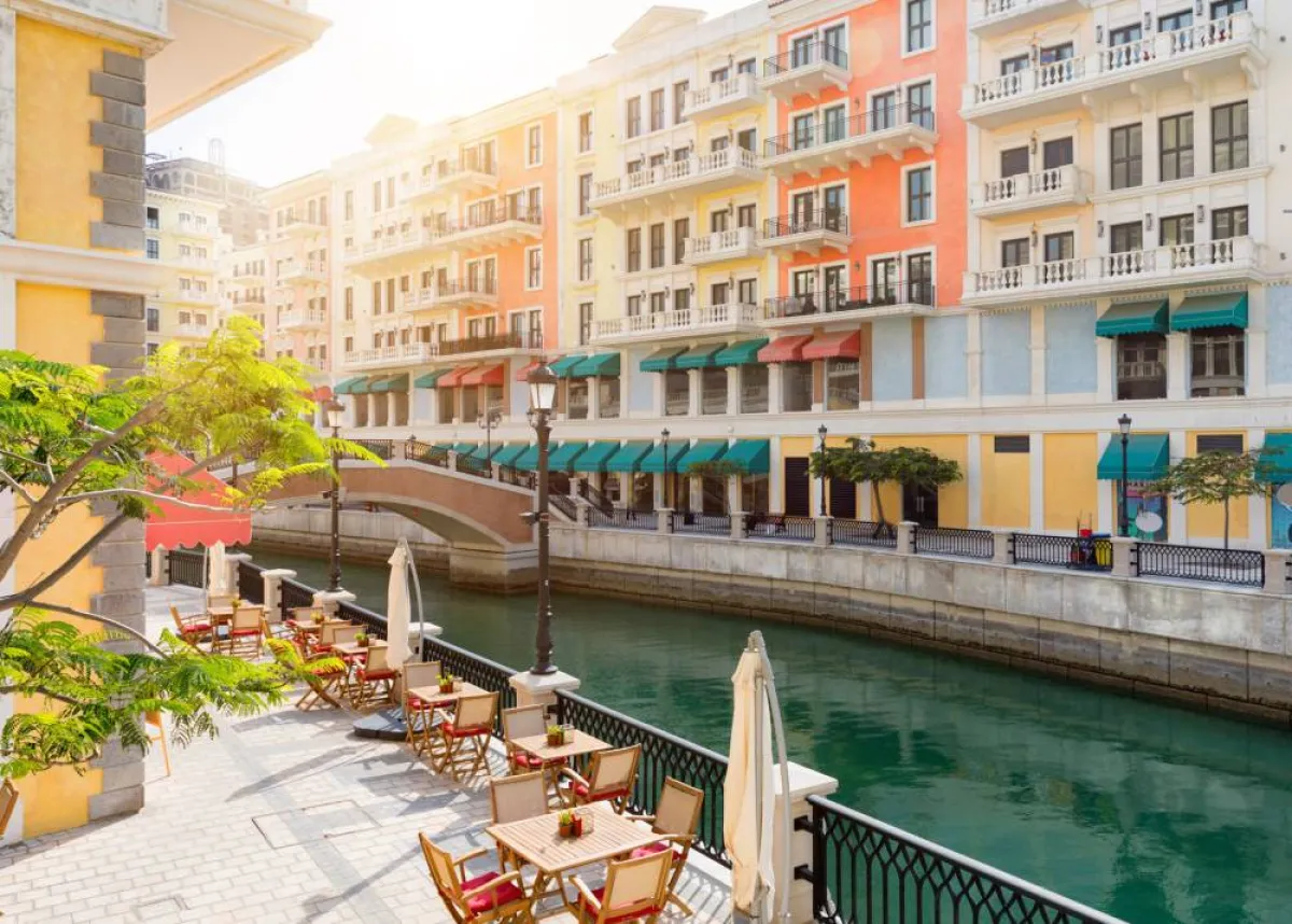 يمكن الاستمتاع بجلسة فطور صباحية على القناة