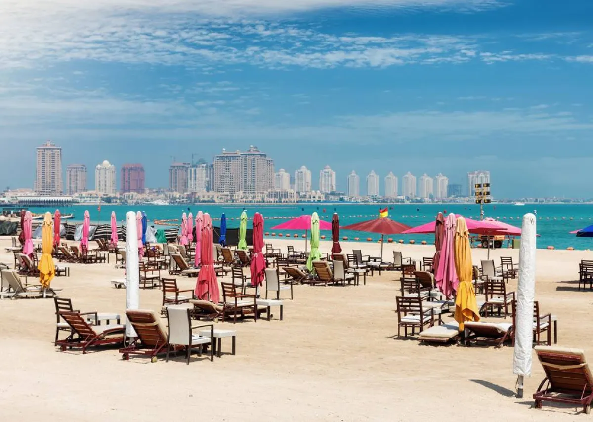 شواطىء ممتدة مجهزة بكل وسائل الراحة