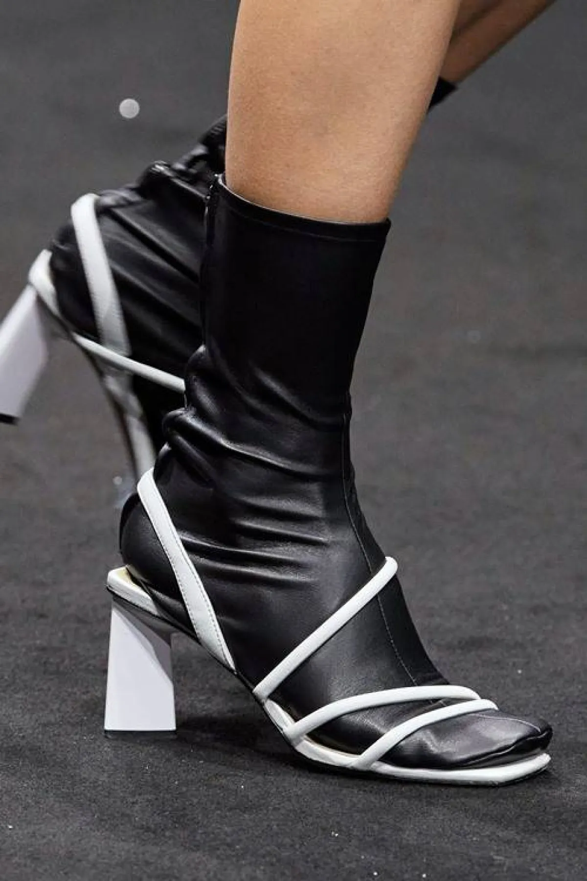 تنسيق الجوارب مع الحذاء من بورن غن إكسيل Born In Exile