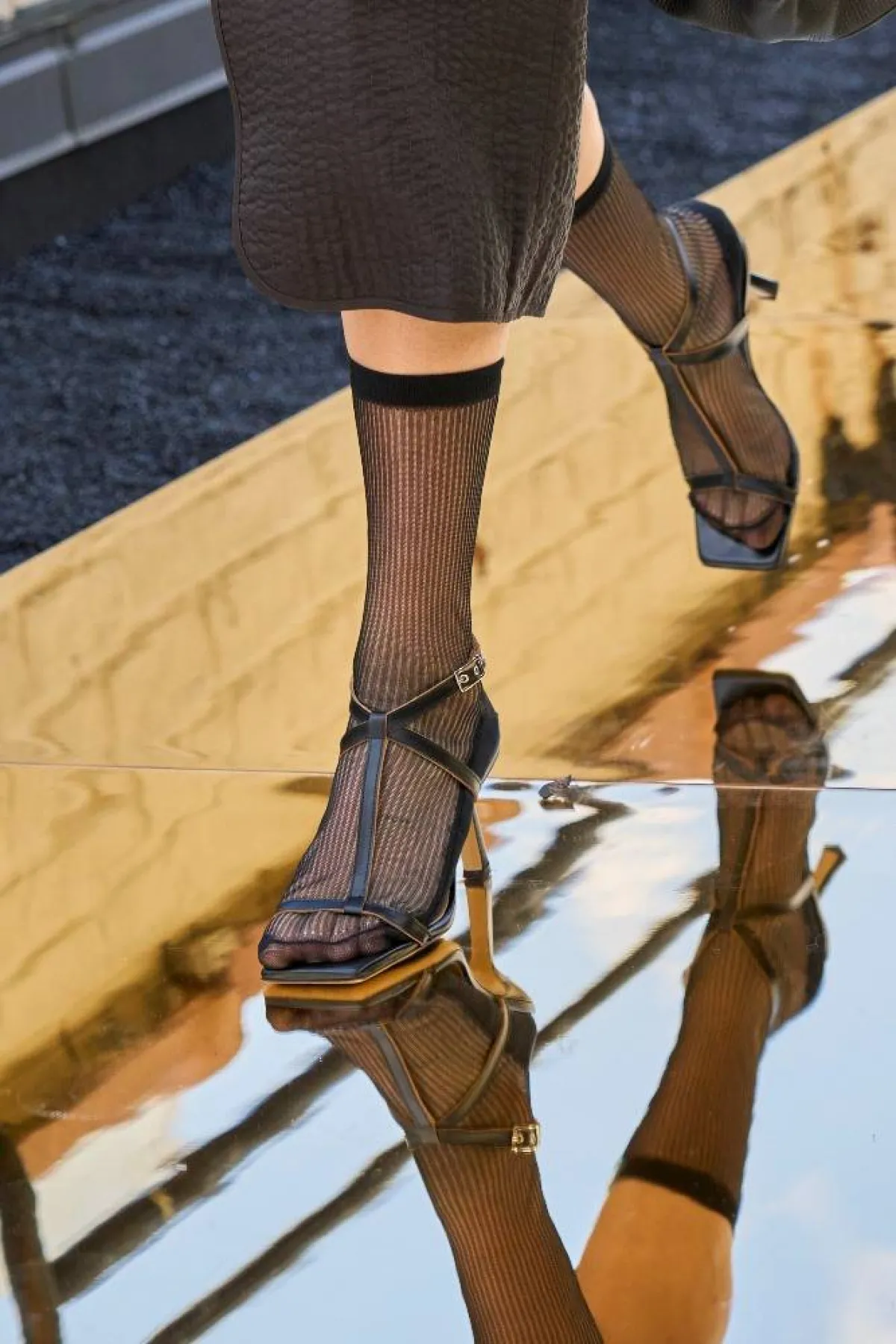 تنسيق الجوارب مع الحذاء للنساء من كوس Cos