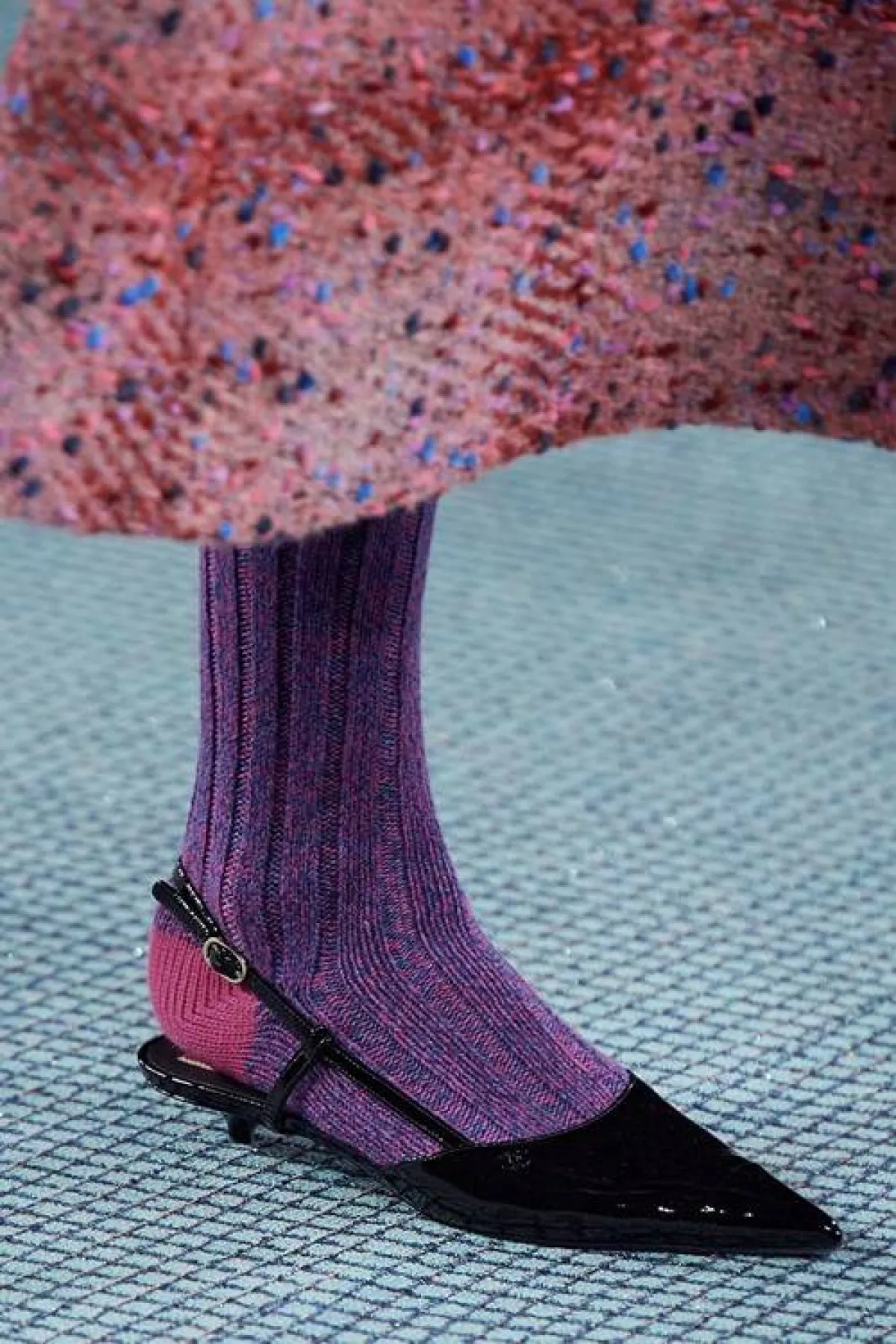 تنسيق الجوارب مع الحذاء من شانيل Chanel